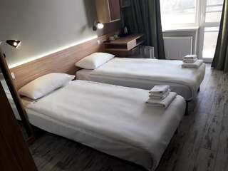 Отель Hotel Vesna Трускавец Улучшенный двухместный номер с 2 отдельными кроватями-1